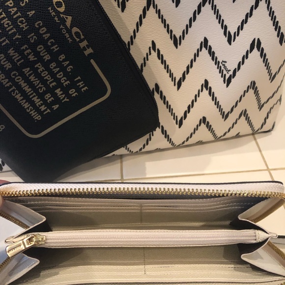 Authentic Coach handbag and matching wallet - Picture 3 of 4